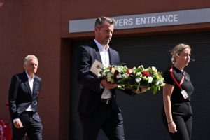 官方：利物浦CEO在安菲尔德向若塔兄弟献上鲜花致以敬意